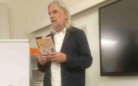 Hier ist ein Bild von einer Veranstaltung zu KI.