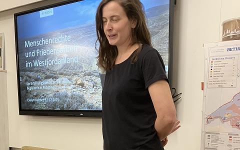 Hier ist ein Bild von einer Veranstaltung zu KI.